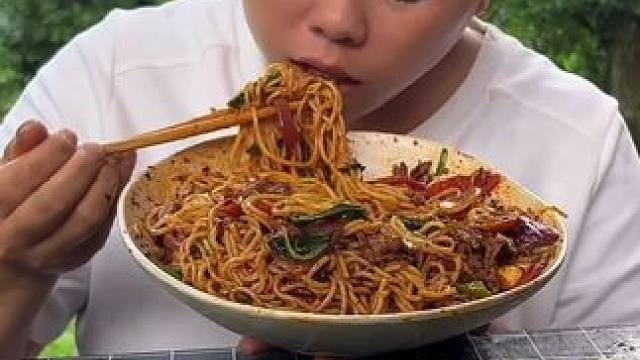 今天摘了些李子，再做一大碗牛肉炒粉吃过瘾 #美食 #农村生活