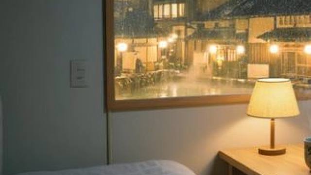 雨夜的温泉小屋，可以听着雨声，放松休息和入睡 #睡个好觉 #雨声助眠 #助眠视频 #白噪音 #温馨小