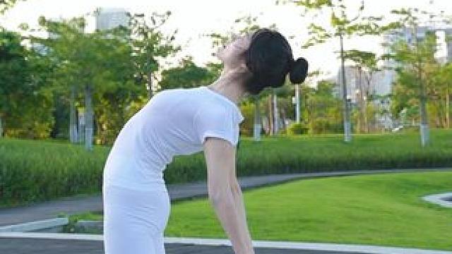 体态真的比体型重要太多了，每天后弯三分钟，改善含胸驼背， 瘦双下巴，瘦脸消颈纹 #瑜伽 #改善体态 