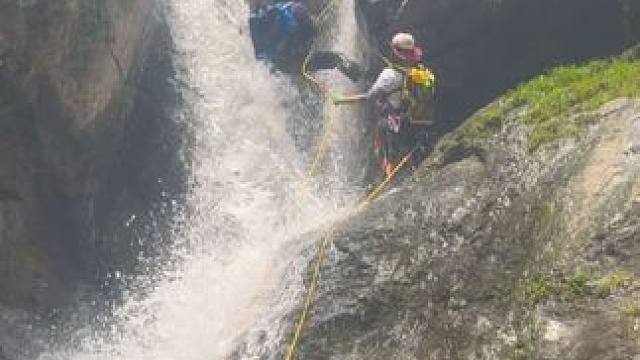 人影消失术，滑下去的那一瞬间还是很刺激的(被情人谷把魂勾走了)
#挑战自己突破自己 #户外 #溯溪 