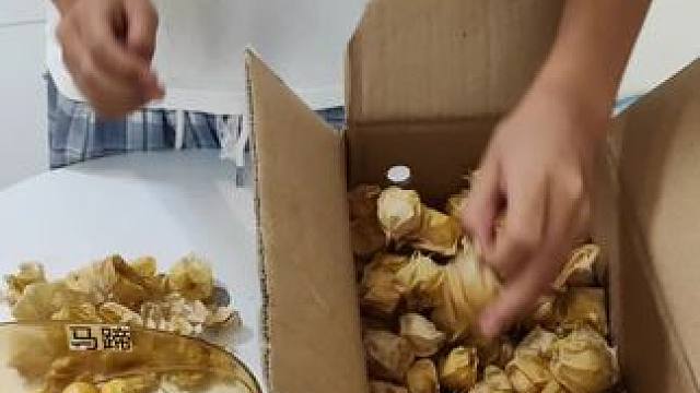 顾客亲手剥酸果，满满一盒的成就感！这种酸甜滋味，真是让人停不下来。#酸果果酸嘢