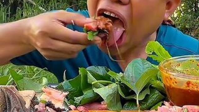 辣椒蘸水️大片鲜牛肉 #美食 #户外美食 #泰国美食 #内容启发搜索