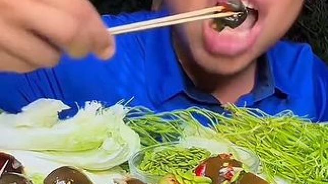 酸辣️木瓜丝新鲜大肥螺 #美食 #户外美食 #泰国美食 #内容启发搜索