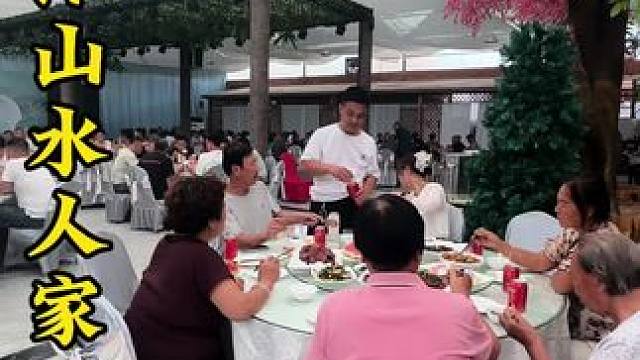 这烧烤套餐真的是太划算了，有烧烤，有热菜，有凉菜，有下酒菜还有果盘小吃，搭配的真真好#河津烧烤 #山