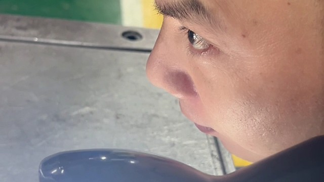 电池弹片车间里师傅专注于每一个弹片的制作