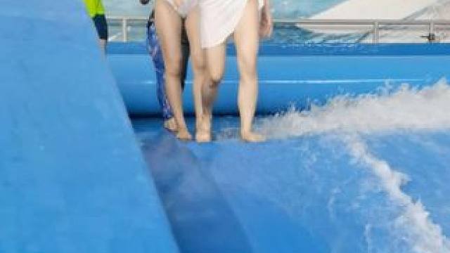 小姐姐冲浪教练辛苦啦 #滑板冲浪 #极限运动 #专业动作请勿轻易模仿