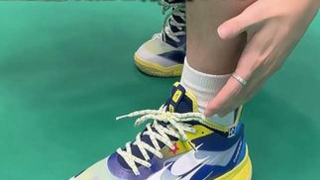 薰风&哭喊中心联名多巴胺配色羽球鞋！炒鸡好看