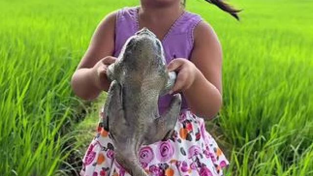 泰国小女孩 #我的乡村生活 #原创视频 #优质农产品 #农村美食记录生活 #越吃越可爱