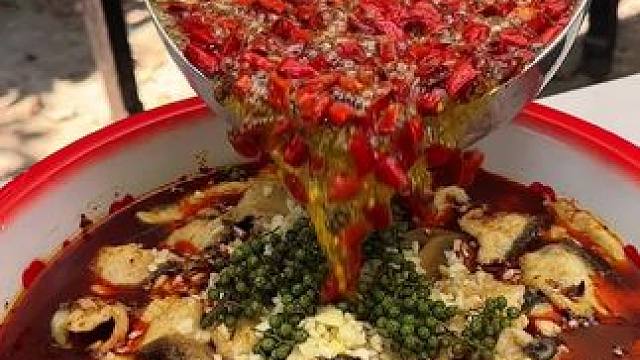 今天晚上请客吃饭煮农家麻辣水煮鱼，时间紧任务重2勺向料就搞定，麻辣鲜香真的太好吃了！#小面调料 #水