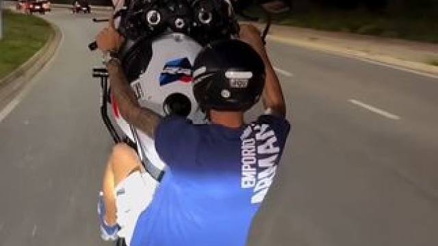 不畏风雨，不惧挑战，你的努力拼搏，终将铸就辉煌的明天。#翘头#危险行为非专业人士请勿模仿 #该行为存