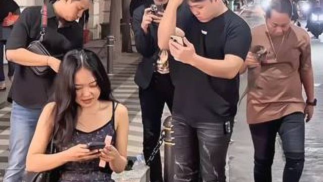 街头整蛊路人 太好玩了 街头整蛊#整蛊路人 #爆笑场面 #搞笑短视频 #搞笑片段 #笑一笑十年少