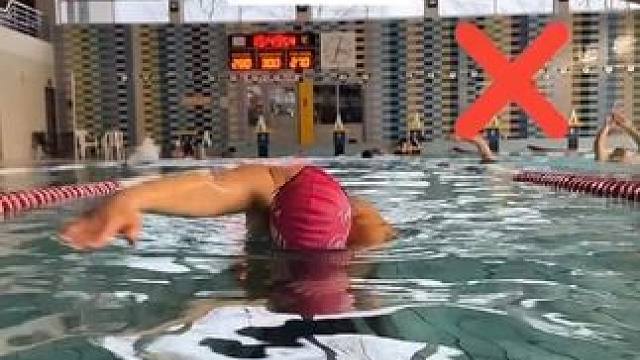 自由泳高肘抱水恢复动作演示，两种动作对比看你是哪一种？ #自由泳 #自由泳划手 #游泳训练 #高肘抱