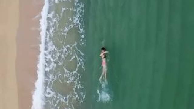 沿着海岸边游泳太美了，欣赏一下丝滑的自由泳动作！ #自由泳 #游泳训练 #游泳 #保持热爱奔赴山海