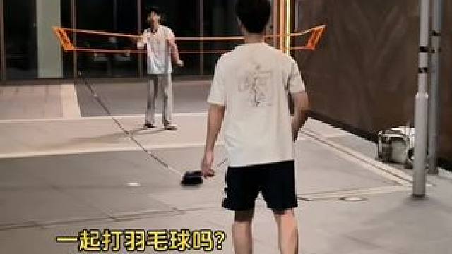 一起打羽毛球吗？我是说在户外 #打羽毛球 #快乐羽毛球 #户外运动 #运动 #羽毛球网架