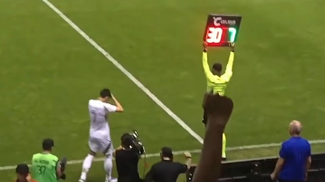 发现一个细节没有，他进场时候右脚先进