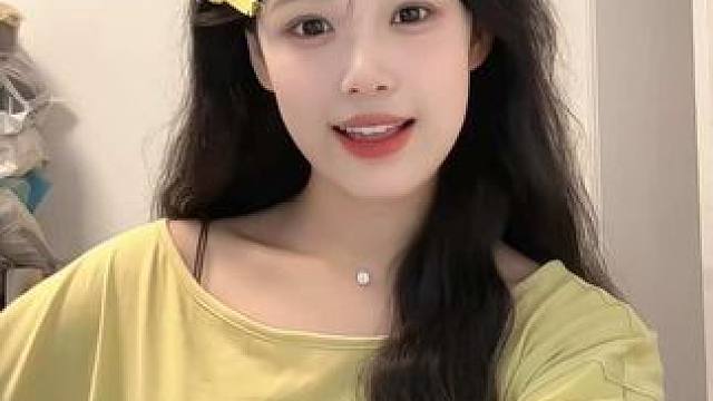 我看着你的脸 轻刷着和弦～#甜甜的手势舞 #蛋卷头