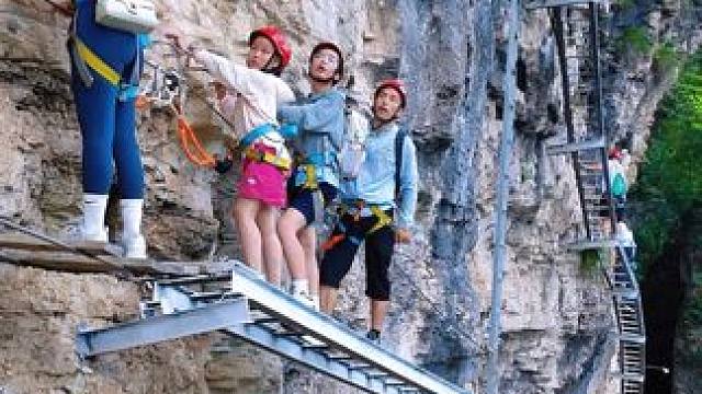 心有青云何惧远，只问巅峰不问险 #飞拉达攀岩 #张家界大峡谷飞拉达#亲子游玩好去处 #航拍#暑假嗨玩