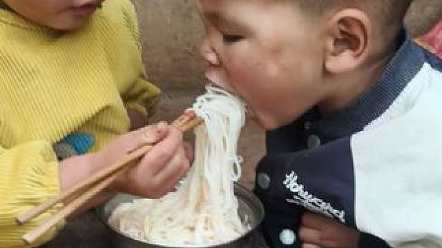 今天煮米线吃。#农村娃