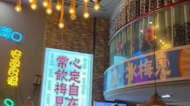 鑫火锅的 78 元 2-3 人餐简直是火锅爱好者的福音！满满一桌，从鲜嫩肉类到爽口蔬菜，应有尽有。小