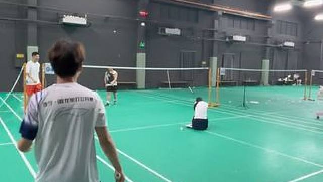 搭档总被限制在后场怎么轮转呢！ 男双女双混双都适用的轮转思路
#打羽毛球女生 #羽毛球教学 #羽毛球