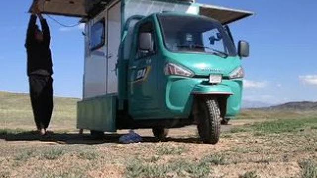 靠太阳能板发电小房车彻底实现户外续航无忧太给力了，晚上在荒郊野外露营烧鸡翅吃真惬意#户外美食 #最美