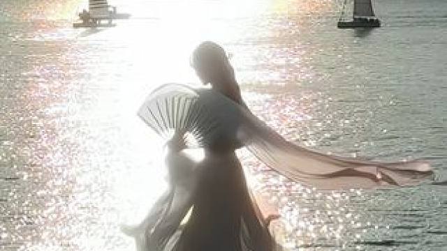 与余晖共旋 #小村庄月弯弯小河流水声潺潺  #小村庄月弯弯 #舞蹈