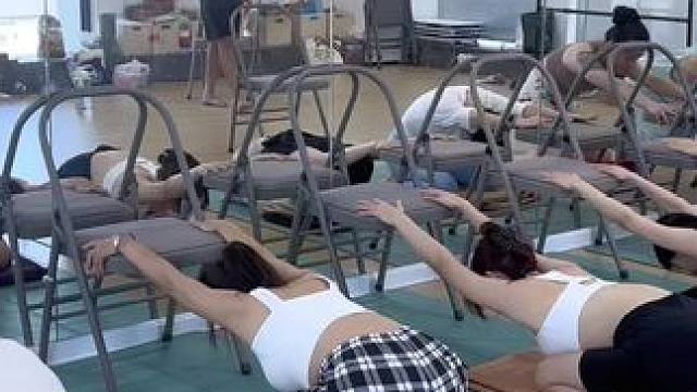 椅子要稳，动作要慢！AKhi老师耐心指导，亲身示范，零基础也能跟上学习。舒缓肩颈、放松腰椎、拉伸大腿