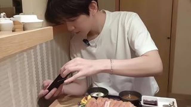 也是算和你一块吃饭了 #边伯贤