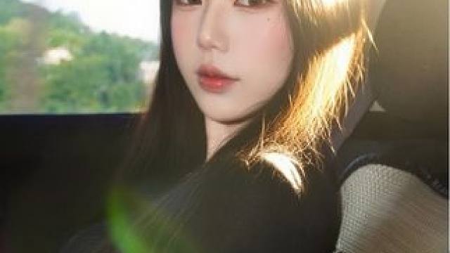 只偏爱你眉眼
#黑发 #相机  #齐刘海 #拍照 #高中生