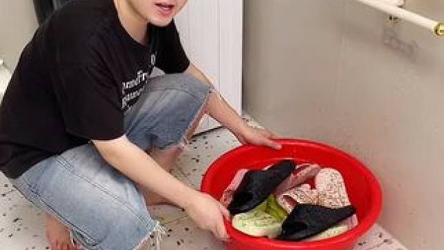 伸缩置物架 不用打孔粘胶就能上墙固定的拖鞋架，可伸缩的设计，足够收纳全家人的拖鞋，不占地方，还能当毛