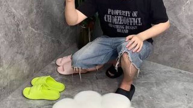 拖鞋置物架 不用打孔粘胶就能上墙固定的拖鞋架，可伸缩的设计，足够收纳全家人的拖鞋，不占地方，还能当毛