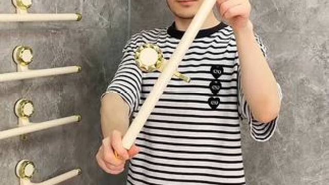 拖鞋架 不用打孔粘胶就能上墙固定的拖鞋架，可伸缩的设计，足够收纳全家人的拖鞋，不占地方，还能当毛巾架