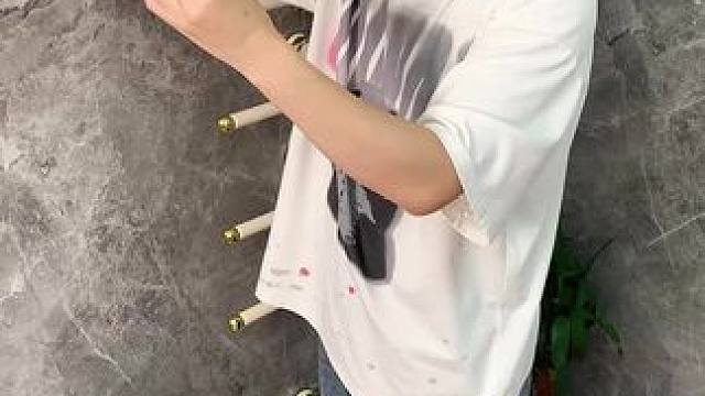 拖鞋架 不用打孔粘胶就能上墙固定的拖鞋架，可伸缩的设计，足够收纳全家人的拖鞋，不占地方，还能当毛巾架