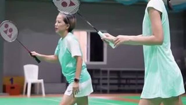 年轻的你来，成熟的让给你兄弟#打羽毛球女生 #羽毛球精彩片段 #享受羽毛球带来的快乐