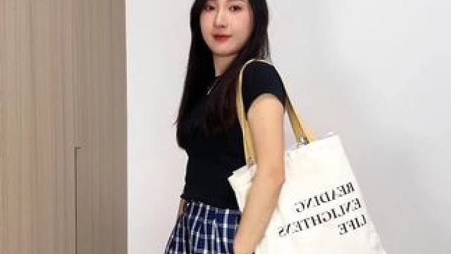 你可以永远相信赵露思的穿搭，蓝格阔腿裤舒服百搭永不过时！ #赵露思穿搭 #明星穿搭 #好物分享 #百