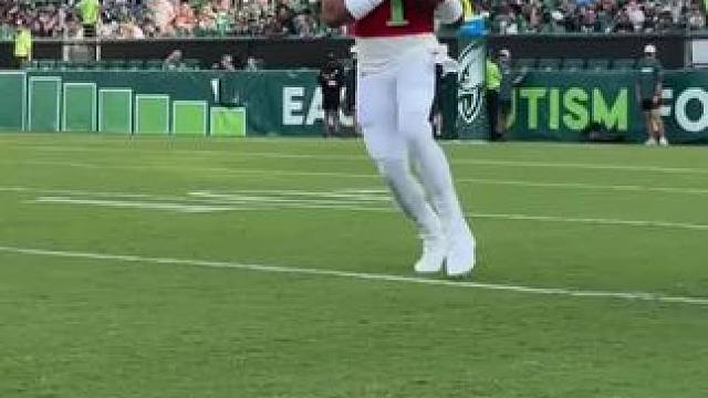 没有比满是老鹰球迷的体育馆里练习更好的方法
#费城老鹰#NFL#训练 #公开日#橄榄球