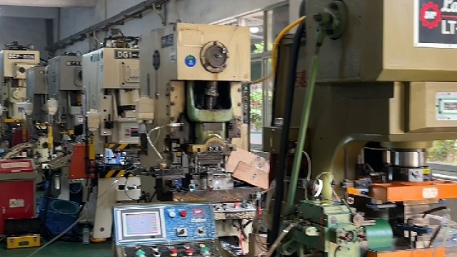 五金冲压车间，忙得不停歇，却处处整齐