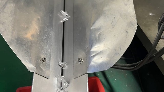 全自动化生产桥式铆接电池弹片，弹簧不脱落