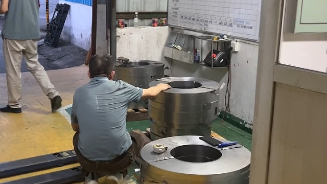 两位主管帮忙卸材料，电池弹片车间机器轰鸣