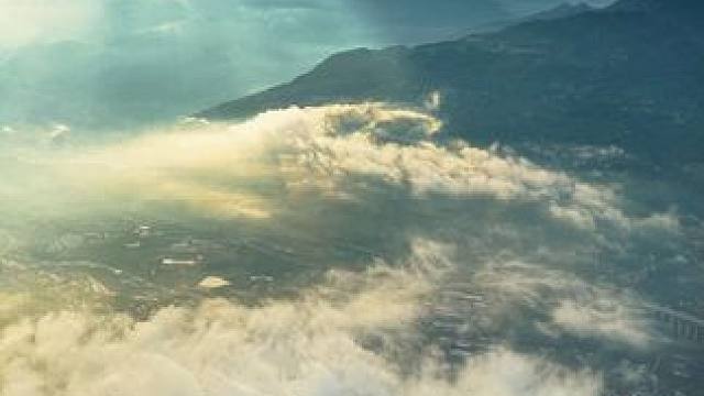 云雾缭绕的乌蒙山下#七彩云南 #彝良 彝良 #大好河山一起打卡 #登上山顶看美景一起享受大自然的美