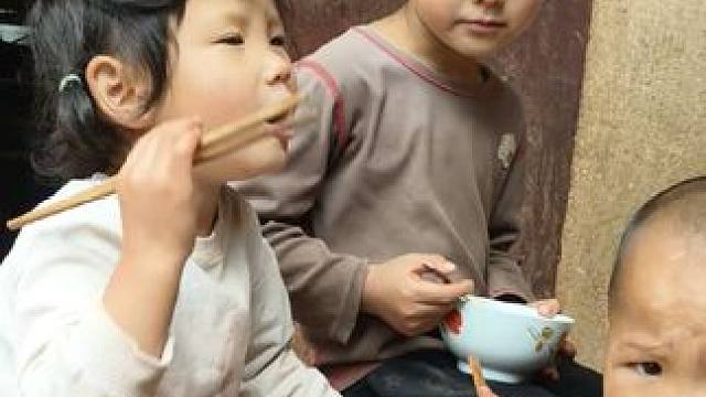 今天孩子们吃饭挺和谐的。#农村娃