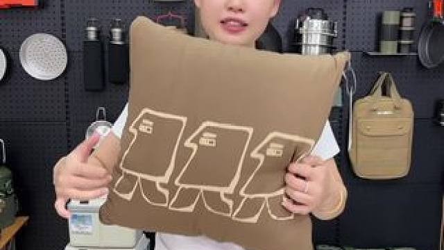 他是一个抱枕，是一个护腰枕，也是一个睡袋，更是一张被子，而且还是探险者品牌的，最近想睡袋的可以选择他