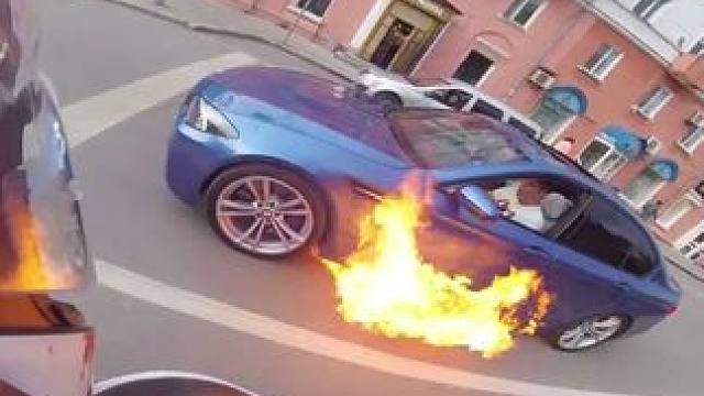 汽车在红绿灯路口着火，司机的操作令人震惊 #惊险一幕