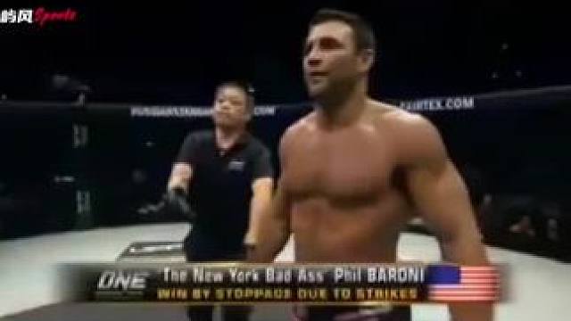 美国拳王强吻中国姑娘后，还要扛回家，中国硬汉出手相助！ 第一集#综合格斗 #拳击比赛 #格斗 #拳击