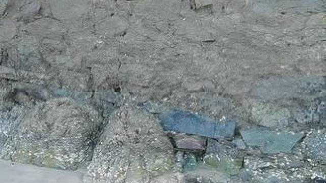 退潮后出现一个洞穴...有人工开着的痕迹...里面似乎有一扇门...不知道门后面有些啥#赶海 #遇到