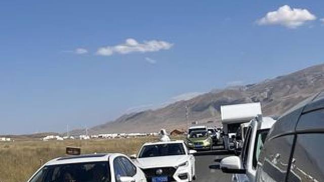 再见了赛里木湖，检票俩小时，排队仨小时，进景区堵车俩小时五点半了连个停车的地方都没有#自驾游旅行 #