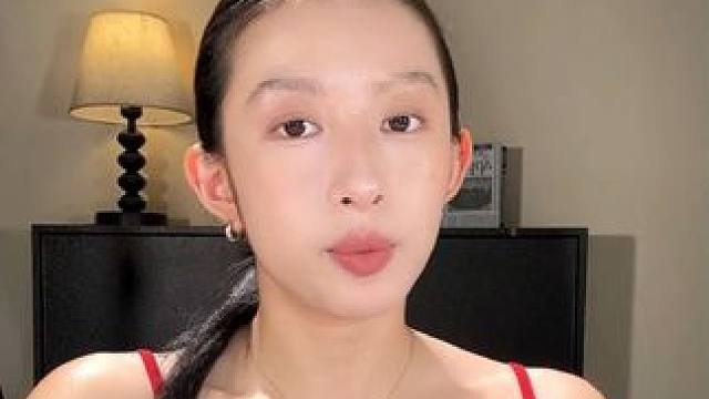 现在连方里都卷到了109块钱到手四件套还有大牌爆款唇膏笔同款色，还不快来薅#粉饼 #定妆#防水防汗不