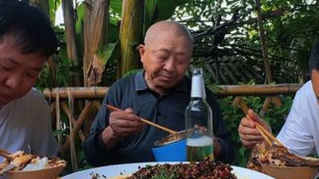 老头子的钓鱼技术还是很棒的，麻辣鲫鱼下酒真的很爽！ #我的乡村生活 #下饭菜 #乡村味