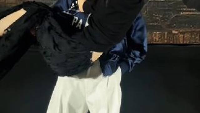 丞磊插兜单手抱周也~