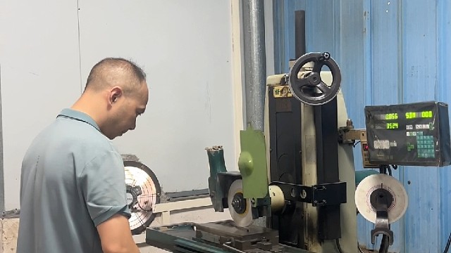 电池弹片师傅专注当下打磨 #电池弹片 #好工匠电池弹片